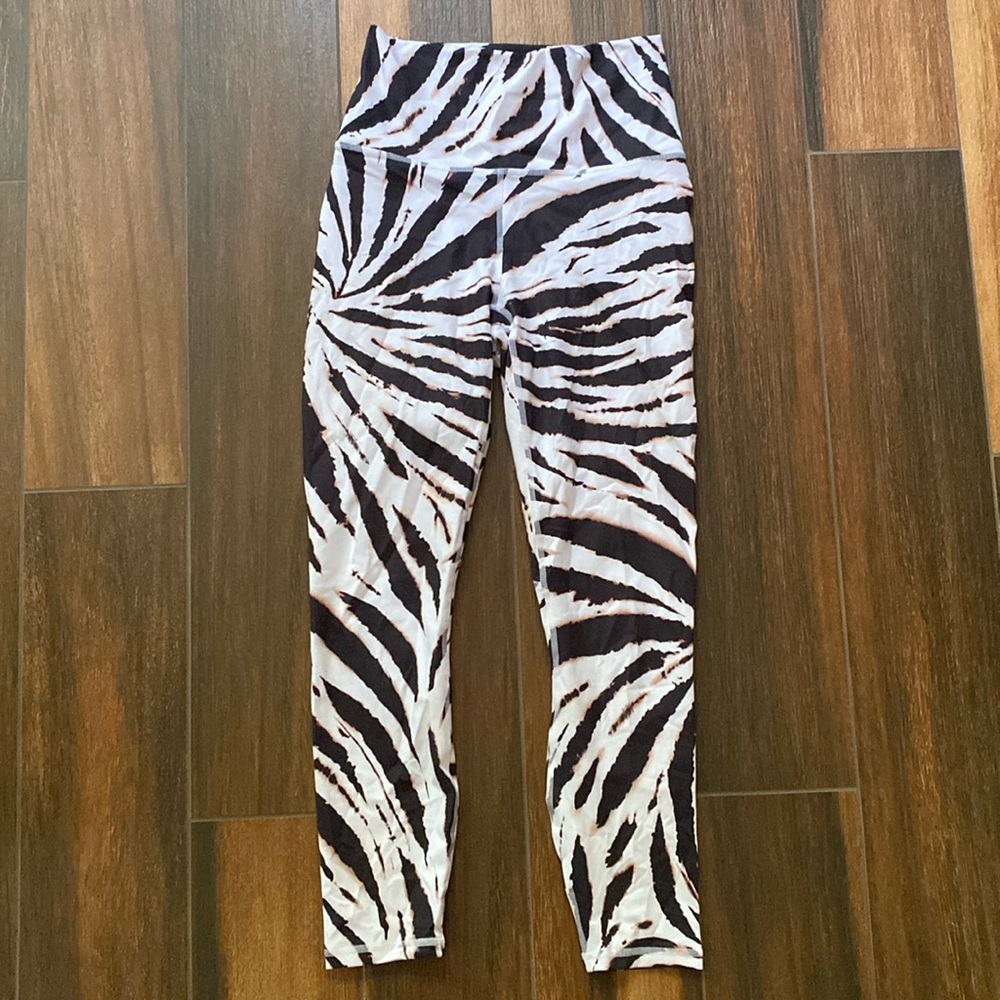 Fabletics Pure Lux zebra print 3/4 capri cropped ankle leggings‎